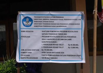 Sebuah papan informasi proyek terpasang jelas di lokasi revitalisasi SDN 01 Margorejo.