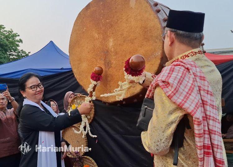 Pemkot Semarang Kenalkan Tradisi Dugderan kepada Tamu MTQ Nasional - Harianmuria Wali Kota Semarang Agustina wilujeng saat membuka Kirab Nostalgia Dugderan di Alun-alun Masjid Kauman, Jumat, 18 September 2026. (Syahril Muadz/Harianmuria.com)