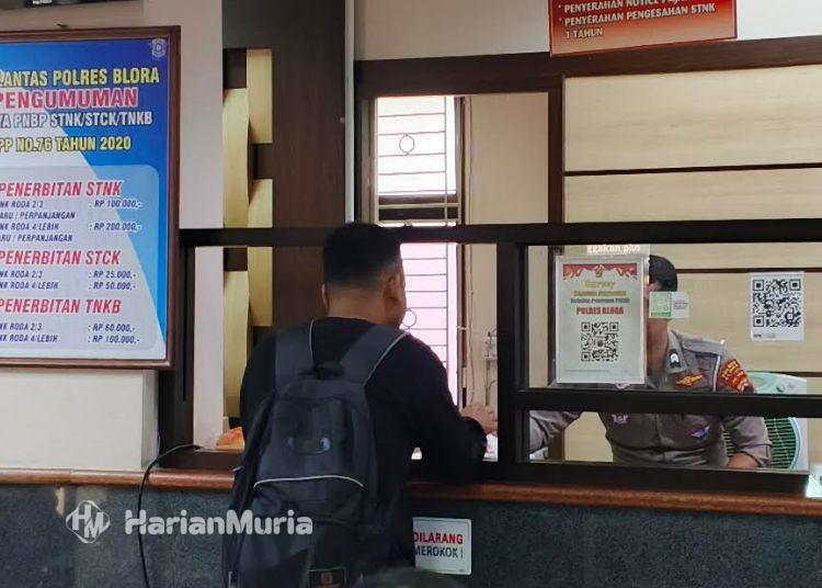 Pendapatan Pajak Kendaraan di Blora Tembus Rp39,64 Miliar hingga Agustus 2026 - Harianmuria ILUSTRASI: Pembayaran pajak kendaraan di Samsat Blora. (Eko Wicaksono/Harianmuria.com)