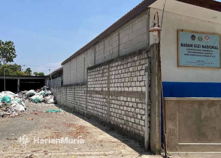 SPPG di Sambongrejo Blora Dekat Tempat Pengelolaan Sampah Jadi Sorotan Publik - Harianmuria POTRET: Penampakan bangunan Satuan Pelayanan Pemenuhan Gizi (SPPG) di samping pengolahan barang bekas dan sampah di Desa Sambongrejo, Kecamatan Tunjungan, Kabupaten Blora. (Eko Wicaksono/Harianmuria.com)