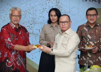 Menteri P2MI Mukhtarudin (dua dari kanan) menerima ucapan selamat dari Ketua Paguyuban Pensiunan Pegawai BNP2TKI/BP2MI/KP2MI Agusdin Subiantoro. Turut memberi selamat Wamen KP2MI Christina Aryani (tengah) dan Kepala Barantin Abdul Kadir Karding (kanan). (Dok. KP2MI)