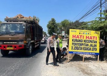 Rawan Kecelakaan, Papan Imbauan Dipasang di Jalan Nasional Blora-Cepu sebelum Jembatan Kidangan