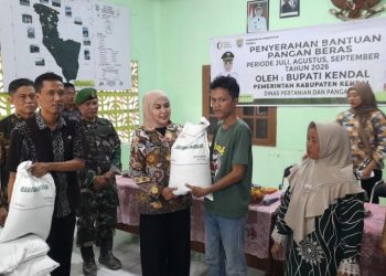 Bupati Tika Salurkan Bantuan Beras CPP ke 467 Warga Jatirejo Kendal - Harianmuria Bupati Tika Salurkan Bantuan Beras CPP ke 467 Warga Jatirejo Kendal