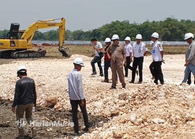 DPRD Blora Sidak Pematangan Lahan Sekolah Rakyat, Progres Capai 42 Persen - Harianmuria Ketua Komisi C DPRD Blora, Mukhlisin, bersama Dinas PUPR Blora hingga kecamatan Cepu saat mengunjungi proyek pematangan lahan Sekolah Rakyat Blora, Rabu, 23 September 2026. (Eko Wicaksono/Harianmuria.com)