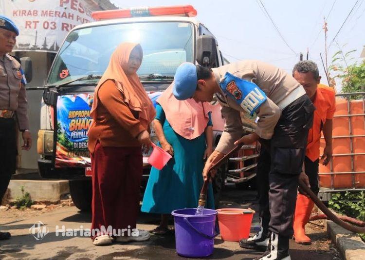 3 Desa di Kudus Terima Bantuan Air Baksos Hari Jadi Propram, Warga: Sangat Membantu - Harianmuria Polda Jateng dan Polres Kudus saat menggelar bakti sosial berupa penyaluran bantuan air bersih kepada masyarakat di wilayah Kecamatan Kaliwungu, Kabupaten Kudus, Rabu, 30 September 2026. (Nisa Hafizhotus S/Harianmuria.com)