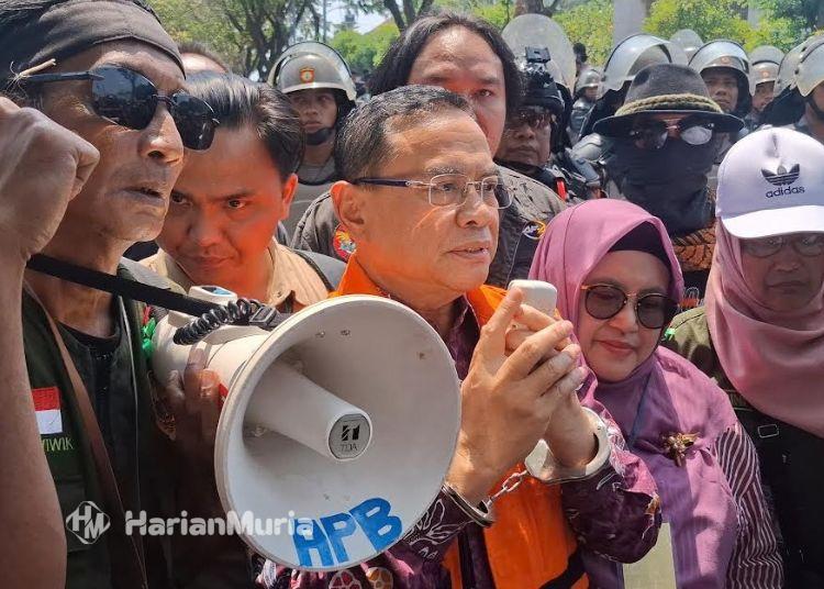 Bupati Pati Nonaktif Sudewo Dituntut 8,5 Tahun Penjara di Kasus DJKA dan Perangkat Desa - Harianmuria Bupati Pati Non Aktif Sudewo menemui pendukungnya usai pembacaan tuntutan oleh JPU KPK di Pengadilan Tipikor Semarang, Senin, 21 September 2026. (Syahril Muadz/Harianmuria.com)