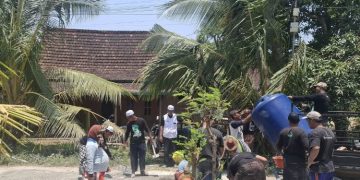 15 Tahun Tak Tersentuh Perbaikan, Warga Inisiatif Tambal Jalan Desa Gunungmulyo Rembang
