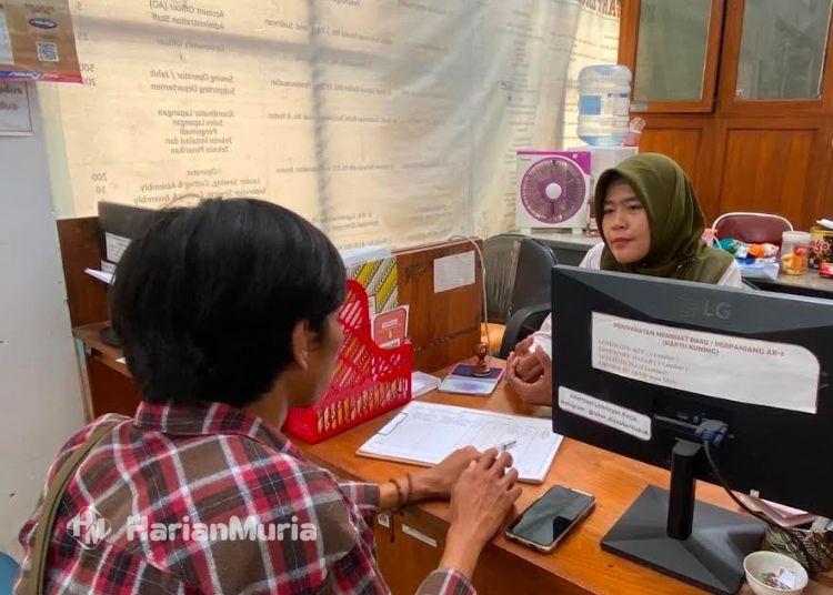 3.473 Pencari Kerja di Kudus Ajukan Permohonan Kartu Kuning - Harianmuria Salah satu calon pencari kerja mengurus dokumen kartu kuning di Kantor Disnakerperinkop dan UKM Kabupaten Kudus. (Nisa Hafizhotus Syarifa/Harianmuria.com)