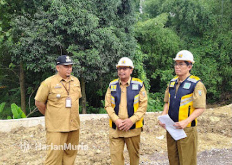 Pemkab Rembang Tangani Jalan Rusak dengan Anggaran Rp35,5 Miliar Tahun Ini - Harianmuria Bupati Rembang bersama Kepala DPUTARU Maryosa saat meninjau perbaikan jalan disalah satu wilayah Kabupaten Rembang. (Vicky Rio/Harianmuria.com)