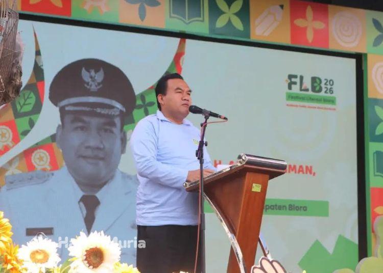 Festival Literasi Blora 2026 Digelar 4 Hari, Bupati Dorong Budaya Baca hingga Desa - Harianmuria Bupati Blora, Arief Rohman, menyampaikan sambutan pembukaan Festival Literasi Blora (FLB) Tahun 2026 di halaman perpusda setempat pada Rabu, 4 Oktober 2026. (dok for Harianmuria.com)