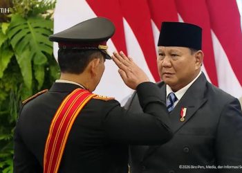 Jenderal Polisi Listyo Sigit Prabowo memberikan hormat pada Presiden RI Prabowo Subianto, usai Presiden memberikan tanda kehormatan di Istana Negara, Jakarta, Kamis (1/10/2026).
