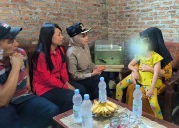 Bupati Kendal Serahkan Bantuan KaJeN untuk Keluarga Anak Cerebral Palsy di Pucangrejo