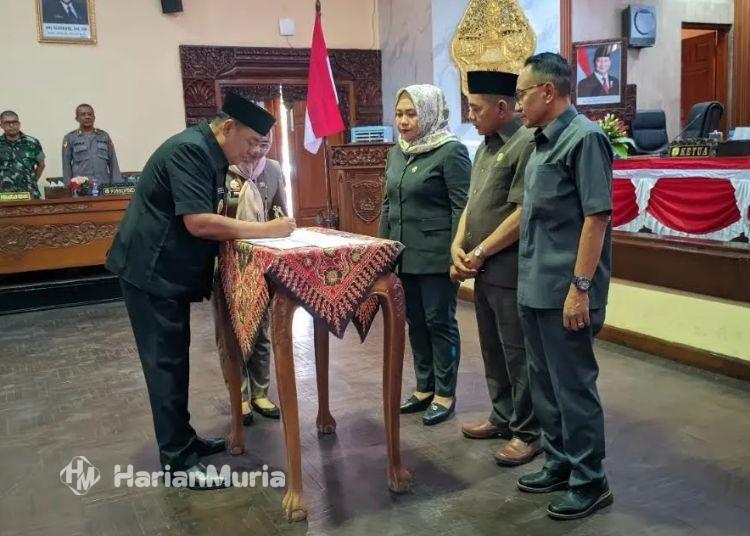 DPRD Grobogan Setujui Propemperda Penyesuaian Kelembagaan BPBD - Harianmuria Penandatanganan naskah persetujuan bersama tentang Perubahan Program Pembentukan Perda Kabupaten Grobogan Tahun 2026 antara Bupati dan Pimpinan DPRD dalam rapat paripurna pada Rabu, 14 Oktober 2026. (dok for Harianmuria.com)