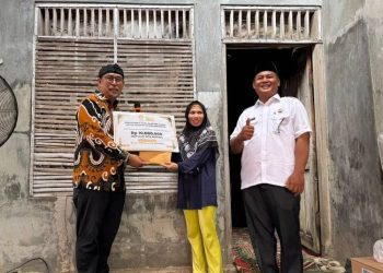 Direktur Jenderal Pemberdayaan KP2MI Muh. Fachri menyerahkan Surat Keputusan Status Kewarganegaraan (SKSK) dan bantuan sosial di kediaman Baedah, Desa Kedung Anyar, Kecamatan Ligung, Kabupaten Majalengka. (Dok. KP2MI)