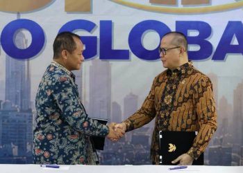Menteri P2MI Mukhtarudin (kanan) dan Menteri Perindustrian Sarmuji usai penandatanganan pembaruan Nota Kesepahaman (MoU) dan Perjanjian Kerja Sama (PKS) di Balai Diklat Industri (BDI), Jakarta, Kamis, 15 Oktober 2026. (Dok. KP2MI)