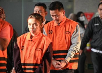 Pihak swasta Bima Setiawan (kanan), adik Kepala BNPB Letjen TNI Suharyanto, berjalan mengenakan rompi tahanan seusai menjalani pemeriksaan di Gedung Merah Putih KPK, Jakarta, Rabu (14/10/2026).