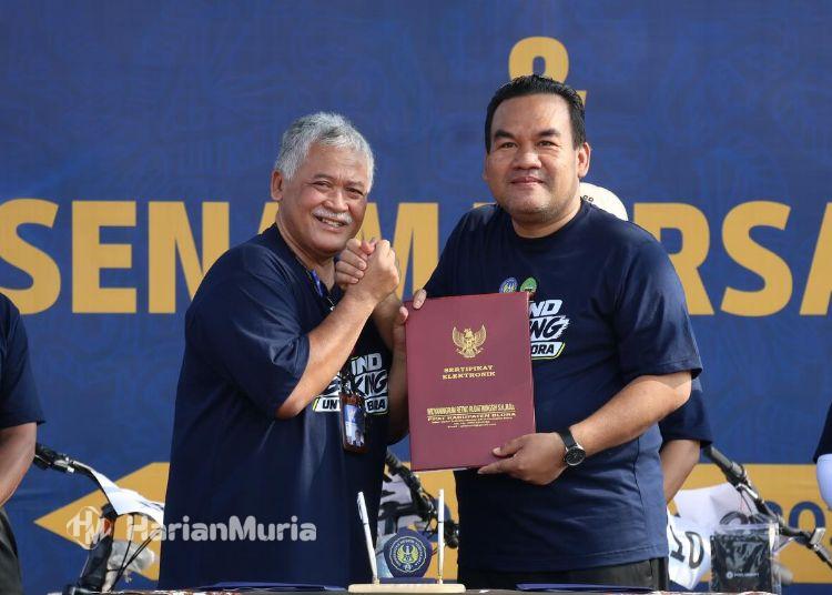 Kampus UNY di Blora Direncanakan Terima Mahasiswa Baru Mulai Tahun 2027 - Harianmuria Bupati Blora, Arief Rohman, bersama Rektor UNY Yogyakarta, Prof. Sumaryanto, serah terima sertifikat pembangunan kampus Program Studi di Luar Kampus Utama (PSDKU) Universitas Negeri Yogyakarta di Kabupaten Blora pada Sabtu, 10 Oktober 2026. (dok for Harianmuria.com)