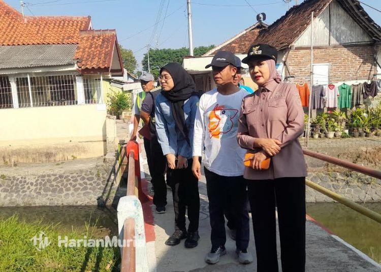 Kawasan Sungai Kendal Padat Bangunan Rumah hingga Warung Bikin Normalisasi Terhambat - Harianmuria Bupati Kendal, Dyah Kartika Permanasari, meninjau pekerjaan normalisasi Sungai Kendal Kelurahan Kebondalem pada Jumat, 16 Oktober 2026. (Anik Kustiani/Harianmuria.com)