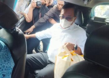 Kena OTT KPK, Sestama BNPB Rustian Tak Jadi Tersangka dan Diperbolehkan Pulang - Harianmuria Sestama BNPB Rustian mengenakan masker dan masuk ke taksi setelah meninggalkan Gedung Merah Putih KPK, Rabu, 14 Oktober 2026. (Yoga/Harianmuria.com)