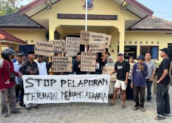 Konflik Lahan 174 Hektare, Warga Karangsari Pati Desak Polisi Hentikan Kriminalisasi Petani - Harianmuria Puluhan warga Desa Karangsari, Kecamatan Cluwak, Kabupaten Pati, Jawa Tengah, menggelar aksi protes di Polsek Cluwak, Selasa, 13 Oktober 2026. (Dok. LBH Semarang/Harianmuria.com)