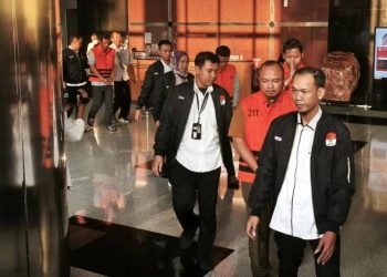 Korupsi Dana Kebencanaan, KPK Tahan 5 Tersangka Termasuk Adik Kepala BNPB Suharyanto - Harianmuria Petugas menggiring para tersangka korupsi dana siap pakai kebencanaan BNPB keluar dari Gedung Merah Putih KPK, Kuningan, Jakarta Selatan, Rabu (14/10/2026). (Yoga/Harianmuria.com)
