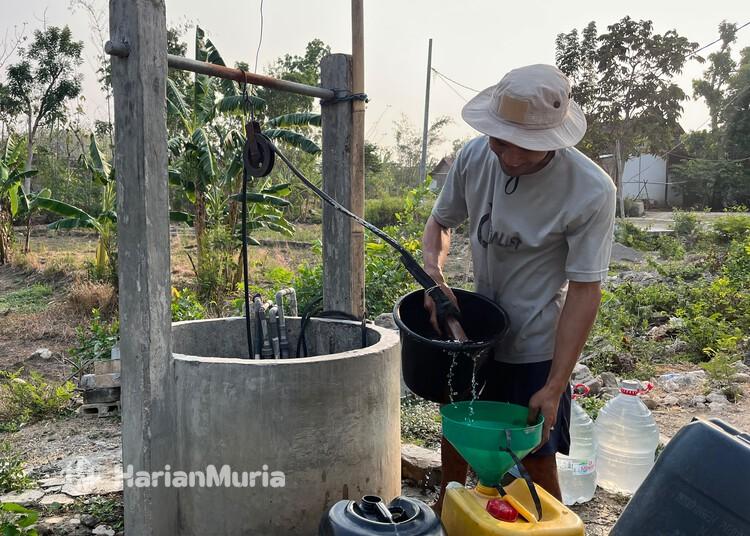 Kemarau Panjang, Warga Sambongrejo Blora Mulai Krisis Air Bersih - Harianmuria Warga Dukuh Gunungrowo, Desa Sambongrejo, Kecamatan Tunjungan, Kabupaten Blora, menimba air di sumur dukuh setempat, Rabu, 14 Oktober 2026. (Eko Wicaksono/Harianmuria.com)