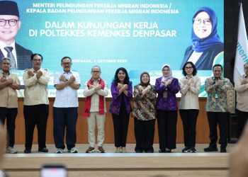 Menteri P2MI Dorong Lulusan Poltekkes Siap Taklukkan Pasar Global Sebagai Tenaga Medis Elit! - Harianmuria Menteri P2MI Mukhtarudin bersama para pembicara dalam kegiatan dialog dengan alumni Poltekkes Kemenkes Denpasar, Bali, Jumat (20/10/2026).