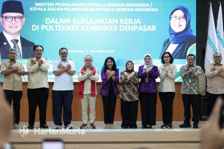 Menteri P2MI Dorong Lulusan Poltekkes Siap Taklukkan Pasar Global Sebagai Tenaga Medis Elit! - Harianmuria Menteri P2MI Mukhtarudin bersama para pembicara dalam kegiatan dialog dengan alumni Poltekkes Kemenkes Denpasar, Bali, Jumat (20/10/2026).