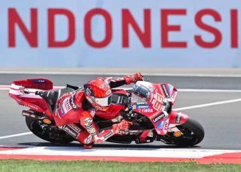 Pembalap Ducati Lenovo Team Marc Marquez memacu motornya dalam sesi latihan bebas MotoGP Indonesia 2026 di Sirkuit Internasional Pertamina Mandalika, Lombok Tengah, Jumat (9/10/2026). (Antara/Harianmuria.com)