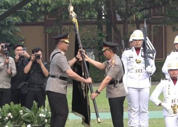 Sehari Jabat Kapolri, Suyudi Mutasi 88 Pati dan Pamen: 19 Kapolda Kapolda Diganti - Harianmuria Kapolri Jenderal Polisi Suyudi Ario Seto (kiri) menerima bendera dari pejabat lama Jenderal Polisi Listyo Sigit Prabowo dalam upacara serah terima Panji-panji Polri Tribrata di Lapangan Bhayangkara, Mabes Polri, Jakarta Selatan, Jumat (2/10/2026). (Antara/Harianmuria.com)