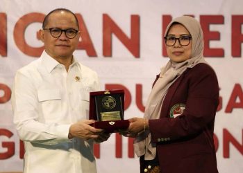 Menteri Pelindungan Pekerja Migran Indonesia (P2MI) Mukhtarudin saat melakukan kunjungan kerja ke Universitas Kebangsaan Republik Indonesia (UKRI), Bandung, Jawa Barat, Jumat, 9 Oktober 2026. (Dok. KP2MI)