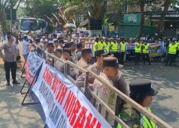 Personel kepolisian menjaga kawasan Tipikor Semarang saat sidang pledoi Bupati Pati nonaktif Sudewo berlangsung, Senin (5/10/2026).
