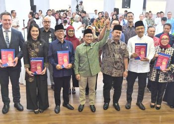 Menko Pemberdayaan Masyarakat Muhaimin Iskandar, Mendes PDT Yandri Susanto, Menteri PPN/Bappenas Rachmat Pambudy, beserta jajaran menteri dan pimpinan lembaga foto bersama usai peluncuran/penyerahan dokumen strategi pemberdayaan masyarakat pada Dialog Nasional Pemberdayaan di Kantor Kemenko Pemberdayaan Masyarakat, Jakarta, Rabu (14/10/2026).