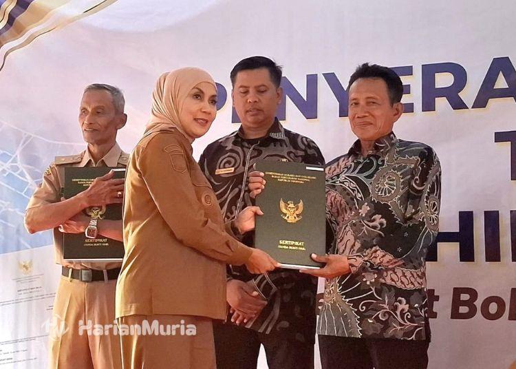 Pemkab Kendal Terbitkan 2.367 Sertifikat Tanah Gratis Lewat PTSL 2026 - Harianmuria Bupati Dyah Kartika Permansari saat menyerahkan sertifikat PTSL di Desa Bbengan, Kecamatan Boja, Kendal, Selasa, 6 Oktober 2026. (Anik Kustiani/Harianmuria.com)