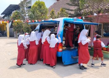 Perpustakaan Keliling Rembang Bawa Ratusan Buku untuk Pelajar di Sekolah