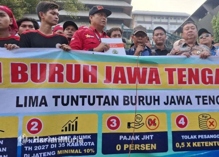 Ratusan Buruh di Jateng Minta Upah 2027 Naik Minimal 10 Persen - Harianmuria Ratusan buruh saat melakukan aksi demo di depan Kantor Gubernur Jawa Tengah, Kamis, 1 Oktober 2026. (Rizky Syarul/Harianmuria.com)