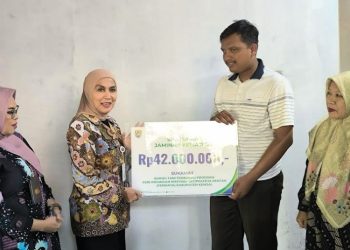 Bupati Kendal Serahkan Santunan JKM Rp42 Juta untuk Ahli Waris Petani Tembakau