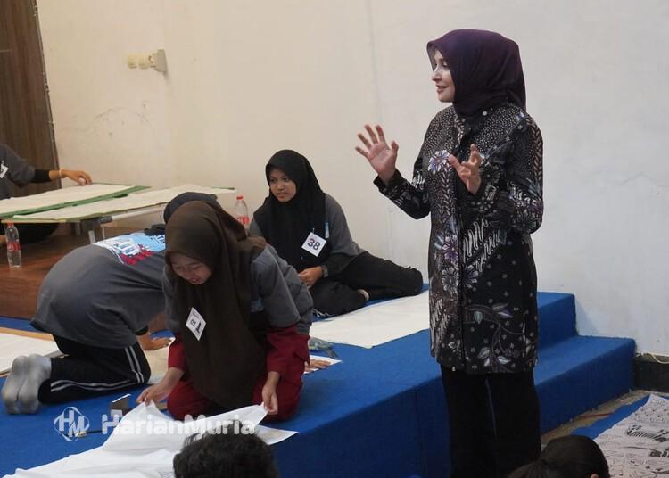Pemkot Pekalongan Ajak Generasi Muda Cintai Batik Lewat Lomba Membatik - Harianmuria Wakil Wali Kota Pekalongan, Balgis Diab, melihat pelaksanaan lomba membatik di Museum Batik Kota Pekalongan, Kamis, 8 Oktober 2026. (Fahri Alakbar/Harianmuria.com)