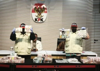 Petugas KPK menunjukkan barang bukti kasus dugaan korupsi dana siap pakai kebencanaan Badan Nasional Penanggulangan Bencana (BNPB) dalam konferensi pers di Gedung Merah Putih KPK, Jumat, 16 Oktober 2026. (Yoga/Harianmuria.com)
