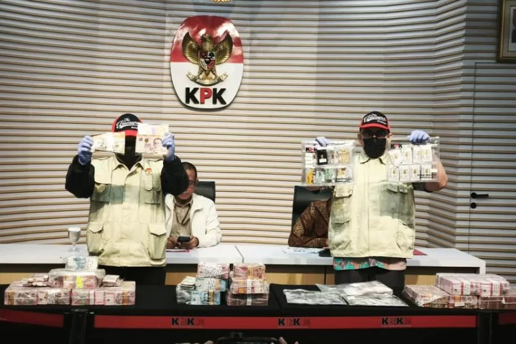 Korupsi Dana Bencana Rp148 Miliar: KPK Ungkap Perusahaan Terafiliasi Adik Eks Kepala BNPB Ditunjuk Langsung - Harianmuria Petugas KPK menunjukkan barang bukti kasus dugaan korupsi dana siap pakai kebencanaan Badan Nasional Penanggulangan Bencana (BNPB) dalam konferensi pers di Gedung Merah Putih KPK, Jumat, 16 Oktober 2026. (Yoga/Harianmuria.com)