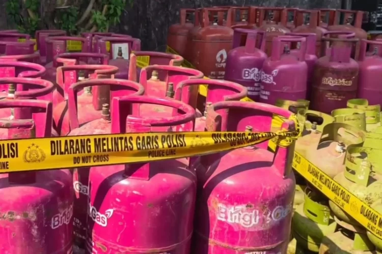 Barang bukti kasus pengoplosan LPG subsidi di Kabupaten Pati. (Tangkapan layar Instagram/@humas_poldajateng)
