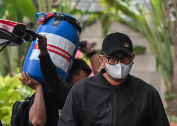 Bupati Klaten Hamenang Wajar Ismoyo (kanan) yang terjaring dalam operasi tangkap tangan (OTT) dan tong biru yang diduga untuk menyimpan hasil korupsi tiba di Gedung Merah Putih KPK, Jakarta, Jumat (16/10/2026). (Antara/Harianmuria.com)