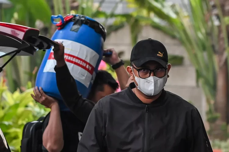 Diduga Tampung Uang Rp1,9 Miliar dalam Tong, KPK Ungkap 5 Klaster Korupsi Bupati Klaten - Harianmuria Bupati Klaten Hamenang Wajar Ismoyo (kanan) yang terjaring dalam operasi tangkap tangan (OTT) dan tong biru yang diduga untuk menyimpan hasil korupsi tiba di Gedung Merah Putih KPK, Jakarta, Jumat (16/10/2026). (Antara/Harianmuria.com)