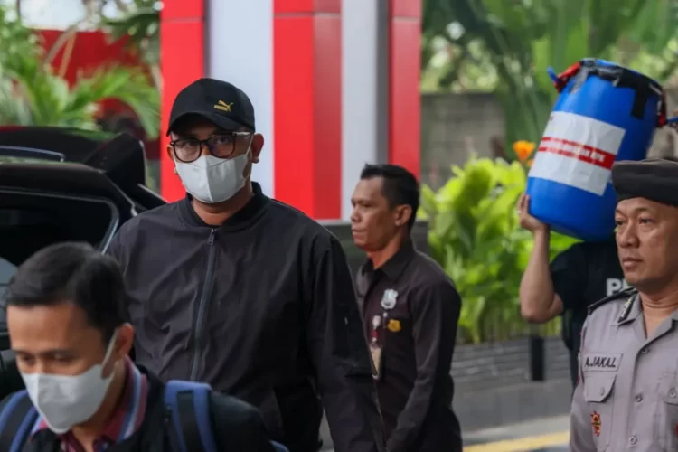 Bupati Klaten Hamenang Wajar Ismoyo (kedua kiri) saat tiba di Gedung Merah Putih KPK, Jakarta, Jumat (16/10/2026). (Dok. KPK/Harianmuria.com)