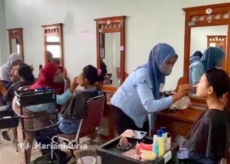 Didanai APBN Rp400 Juta, Pemkab Kudus Buka 5 Kelas Pelatihan Kerja - Harianmuria Pelatihan tata rias yang diadakan Disnakerperinkop dan UKM Kabupaten Kudus. (Nisa Hafizhotus S/Harianmuria.com)