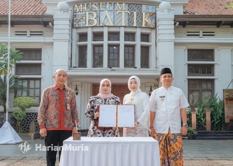 Atasi Limbah Batik, Pemkot Pekalongan Dorong Pengolahan IPAL Komunal - Harianmuria Ketua Dekranasda Kabupaten Jepara, Laila Saidah Witiarso menandatangani kerja sama dengan Ketua Dekranasda Kota Pekalongan Inggit Soraya (kedua kanan) dalam rangkaian peringatan Hari Batik Nasional 2026 di Kota Pekalongan, Jumat, 2 Oktober 2026. (Fahri Akbar/Harianmuria.com)